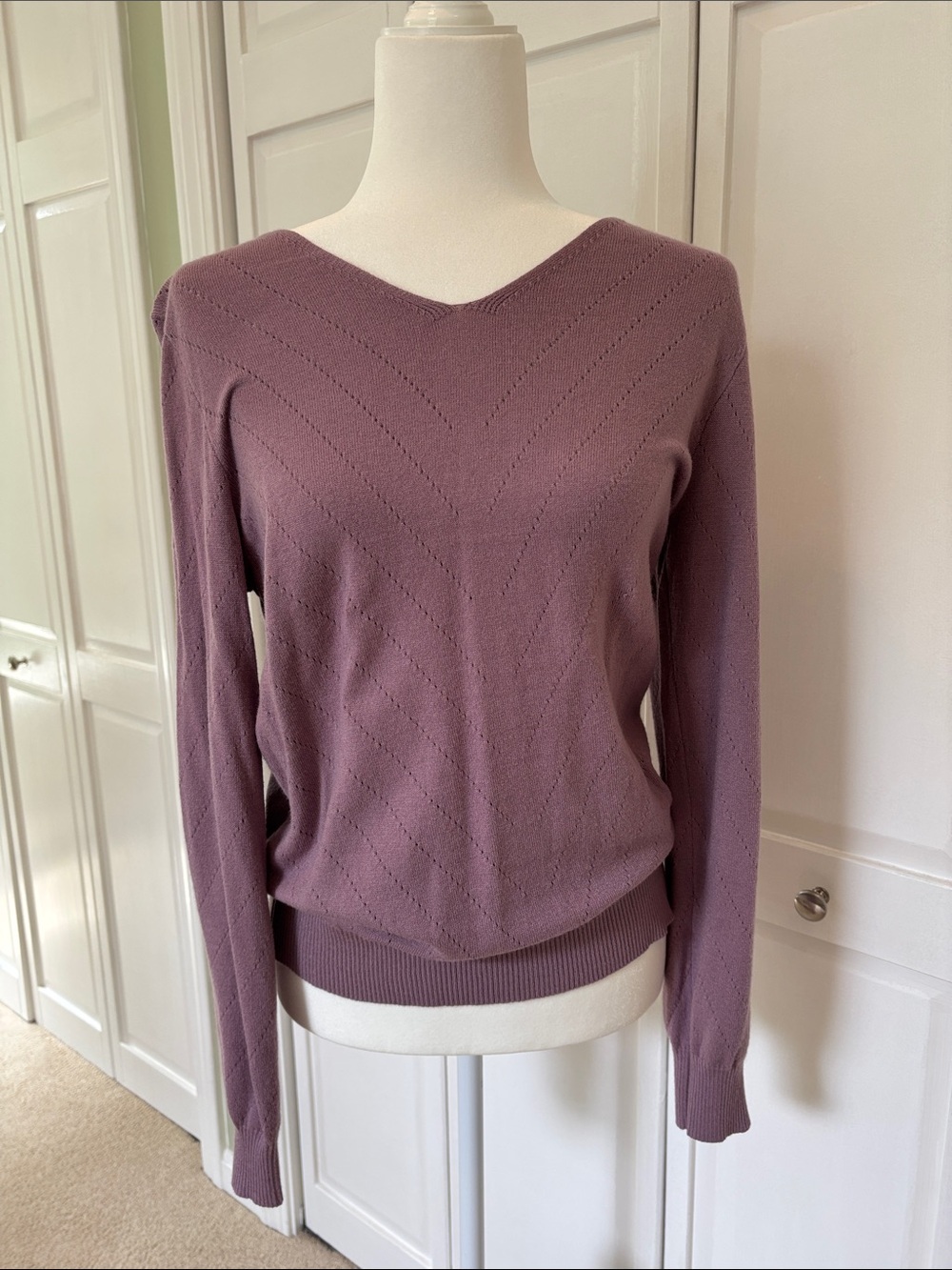 NWOT Women's V-Neck Lightweight Knit Sweater - Dusty Lilac